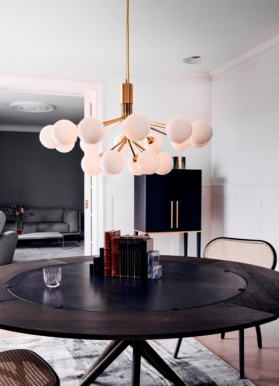 Apiales 18 lysekrone, børstet messing/opal