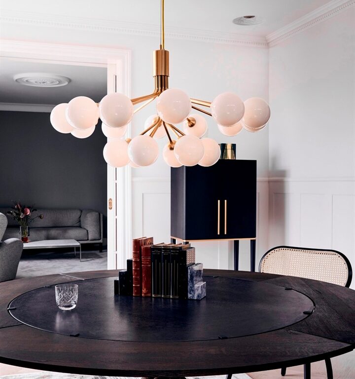 Apiales 18 lysekrone, børstet messing/opal