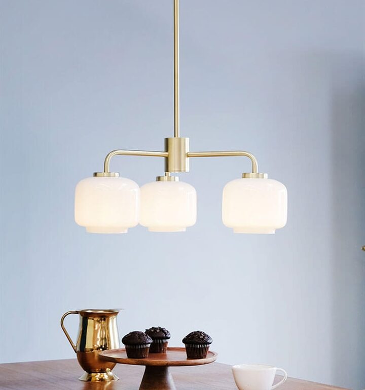 Arp 3-armet lysekrone, opal/messing